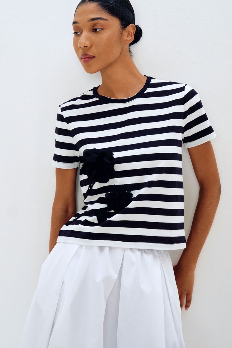 Camiseta-busto-flora-bordado