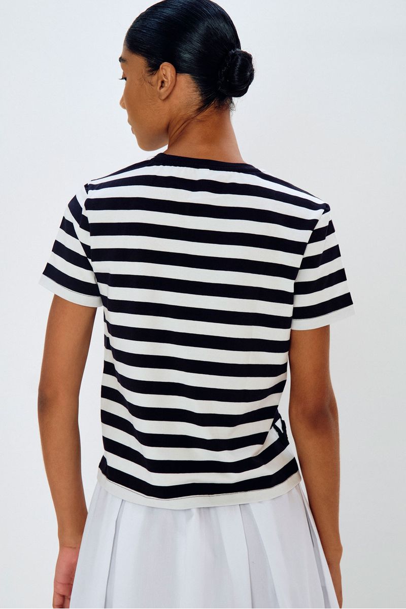 Camiseta-busto-flora-bordado