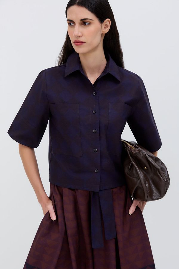 Camisa-alva-losango-marrom