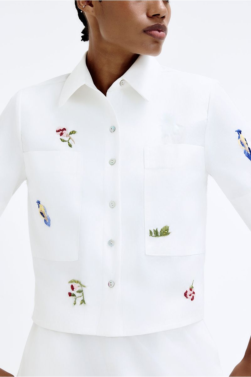 Camisa-alva-bordado-arvore-genealogica